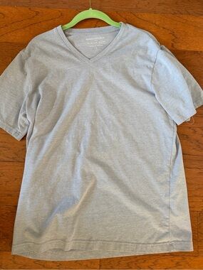 Banana Republic Men's premium Wash Light Gray V-Neck Short Sleeve Tee